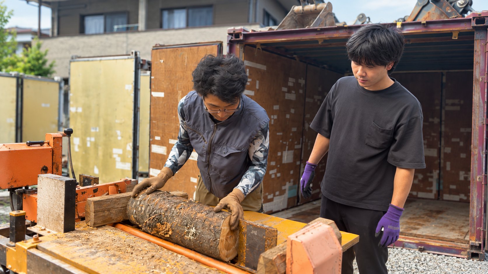 薪割り機で作業する社員